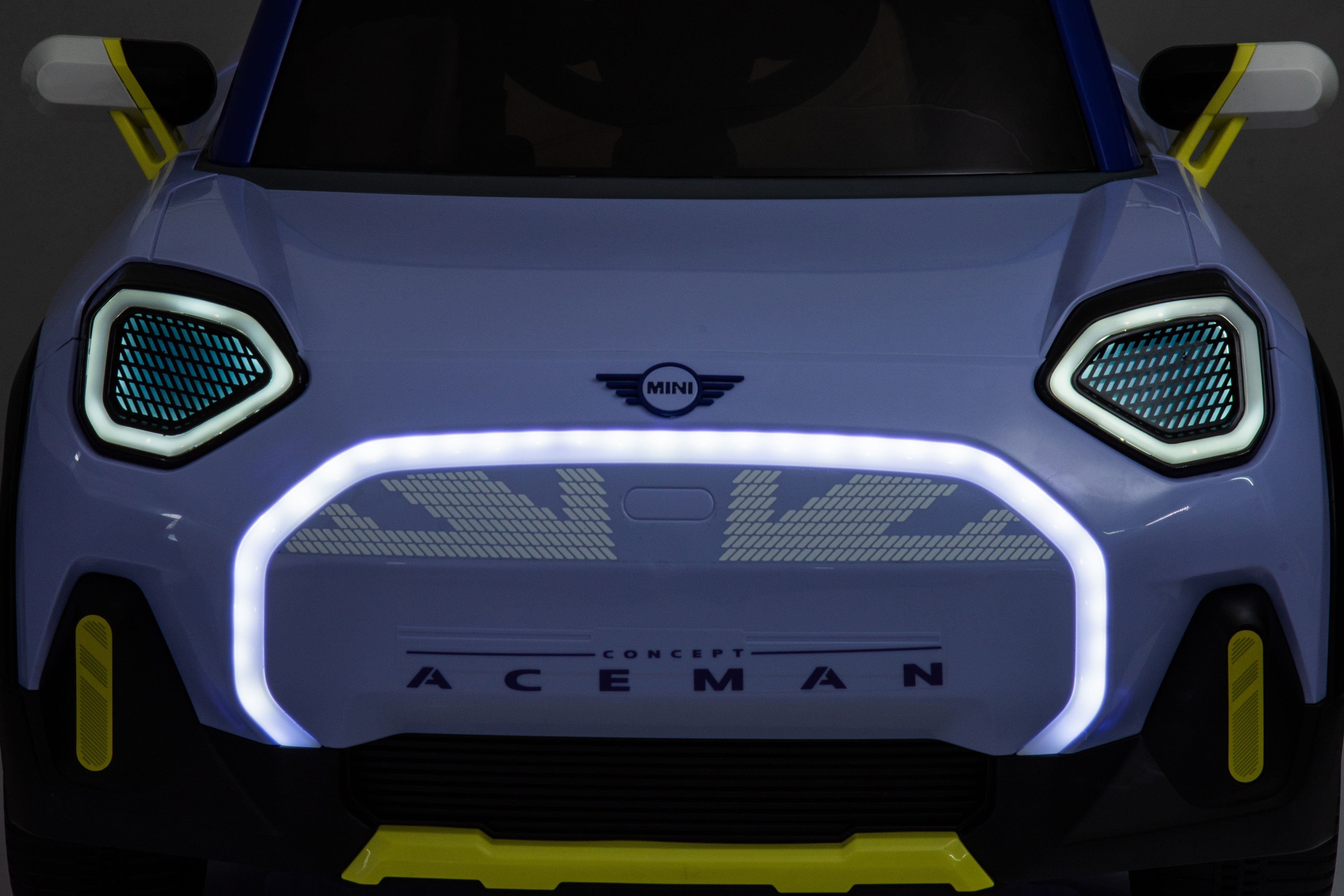 Акумулаторна кола Licensed Mini Cconcept Aceman Purple