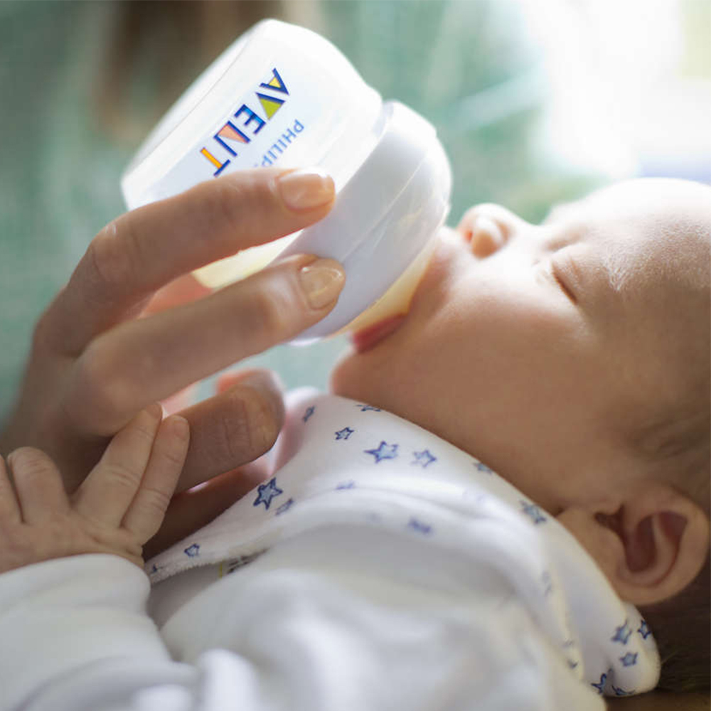 Шише за хранене Natural Philips AVENT 60 мл, с биберон с по-бавен поток First Flow подходящ за новородени и недоносени бебета