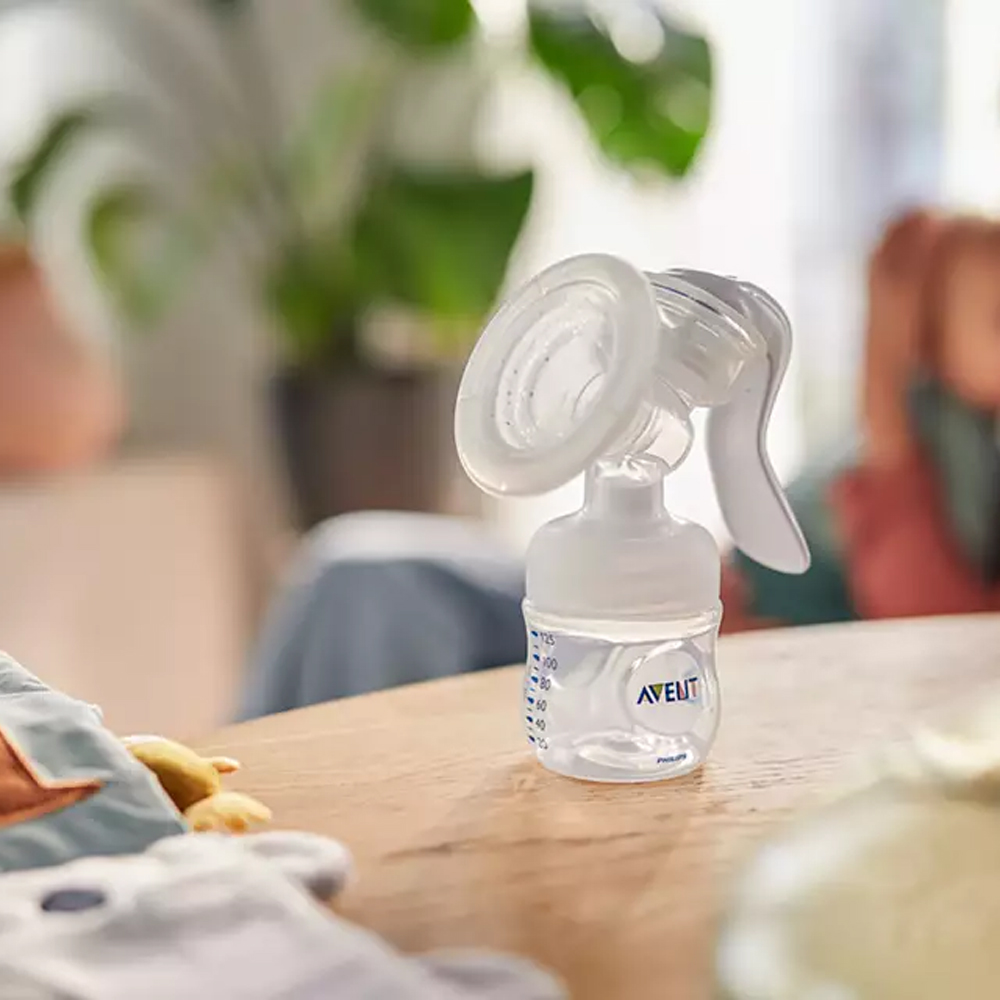 Philips AVENT Комплект Ръчна помпа за изцеждане на кърма Natural Motion с контейнери VIA, шишета за хранене Natural и несесер