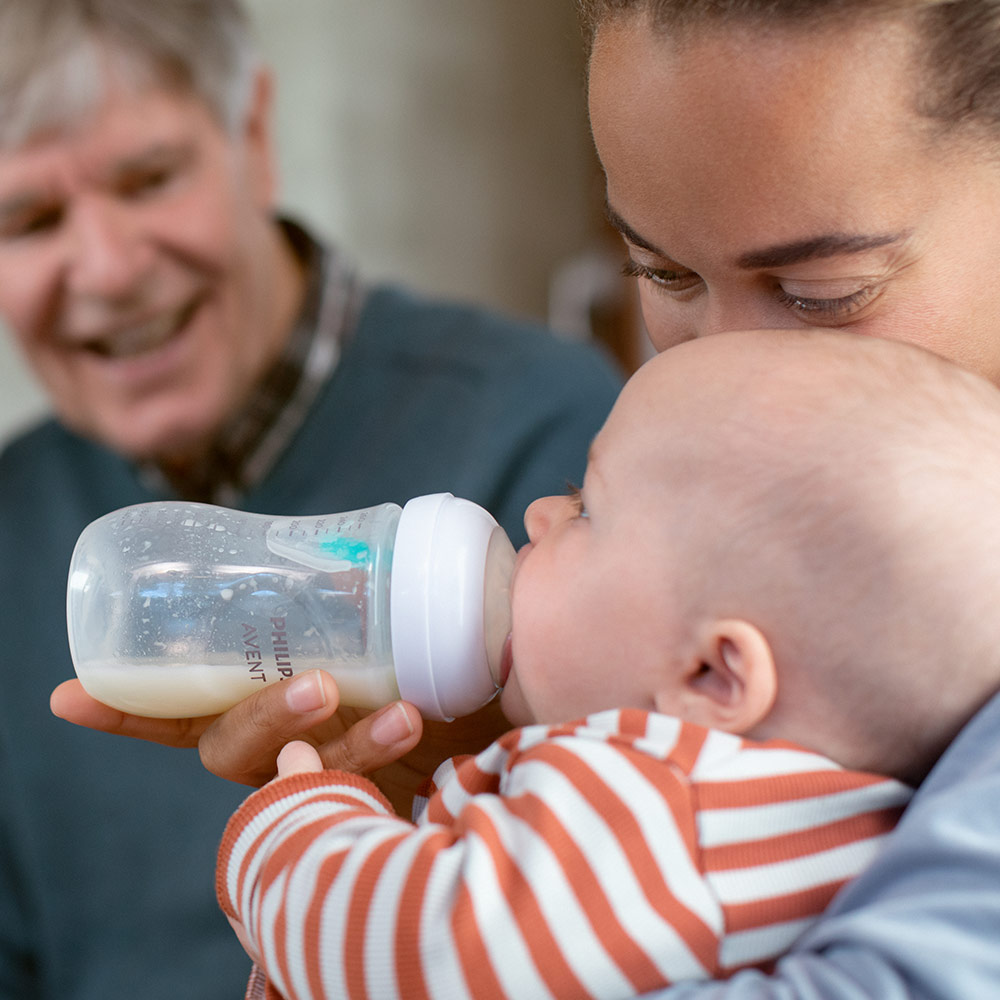 Комплект за новородено Philips AVENT SCD657/11 с 4 шишета за хранене Natural Response с биберони без протичане, клапа AirFree, залъгалка Ultra Soft и четка за почистване