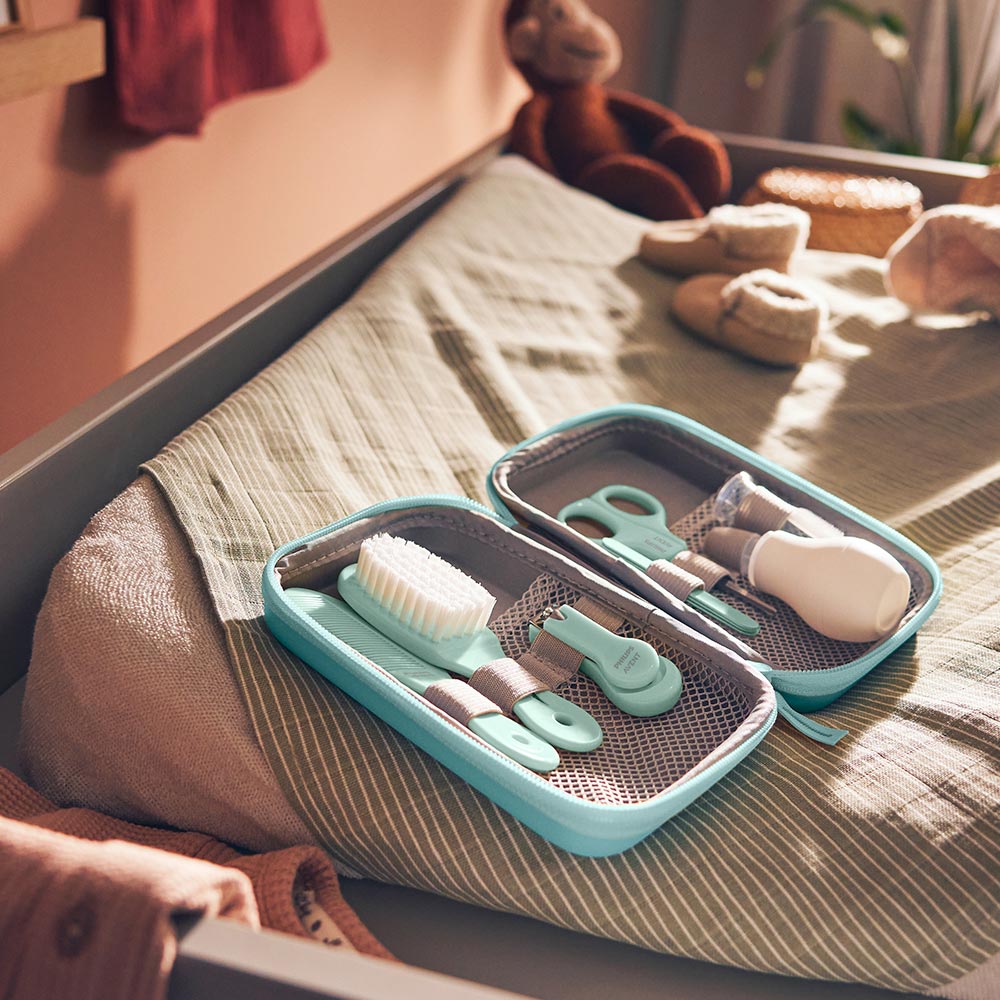 Комплект Грижа за бебето Philips AVENT SCH401/00 с 9 принадлежности за хигиената и здравето на бебето в красив несесер