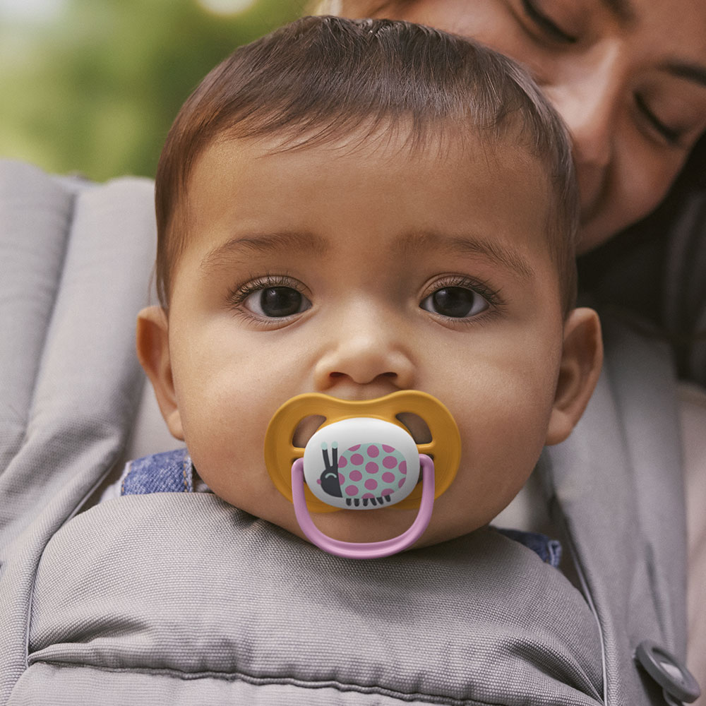 2 броя ортодонтски силиконови залъгалки Philips AVENT SCF080/27 Ultra Air Happy, 6-18м, с декорация в розово, в кутия за стерилизиране