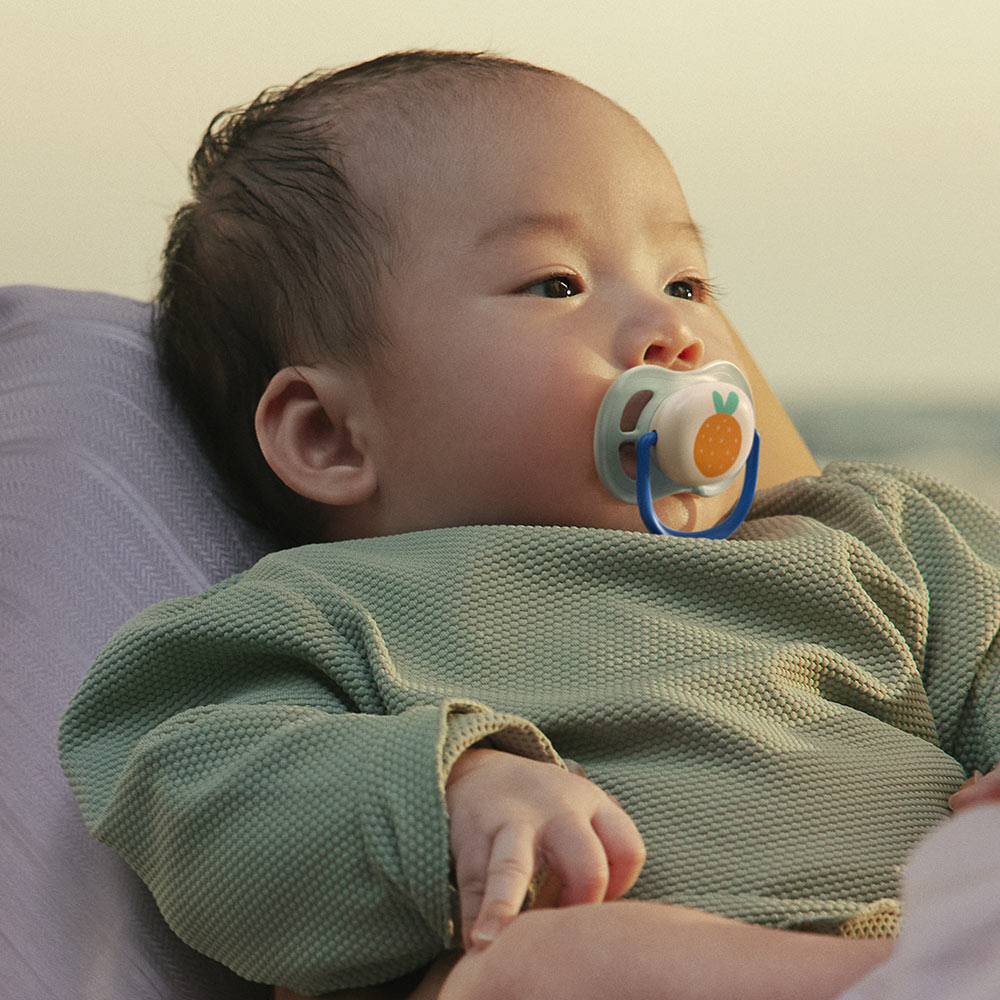 2 броя ортодонтски силиконови залъгалки Philips AVENT SCF080/23 Ultra Air Happy, 0-6м, с декорация в синьо, в кутия за стерилизиране