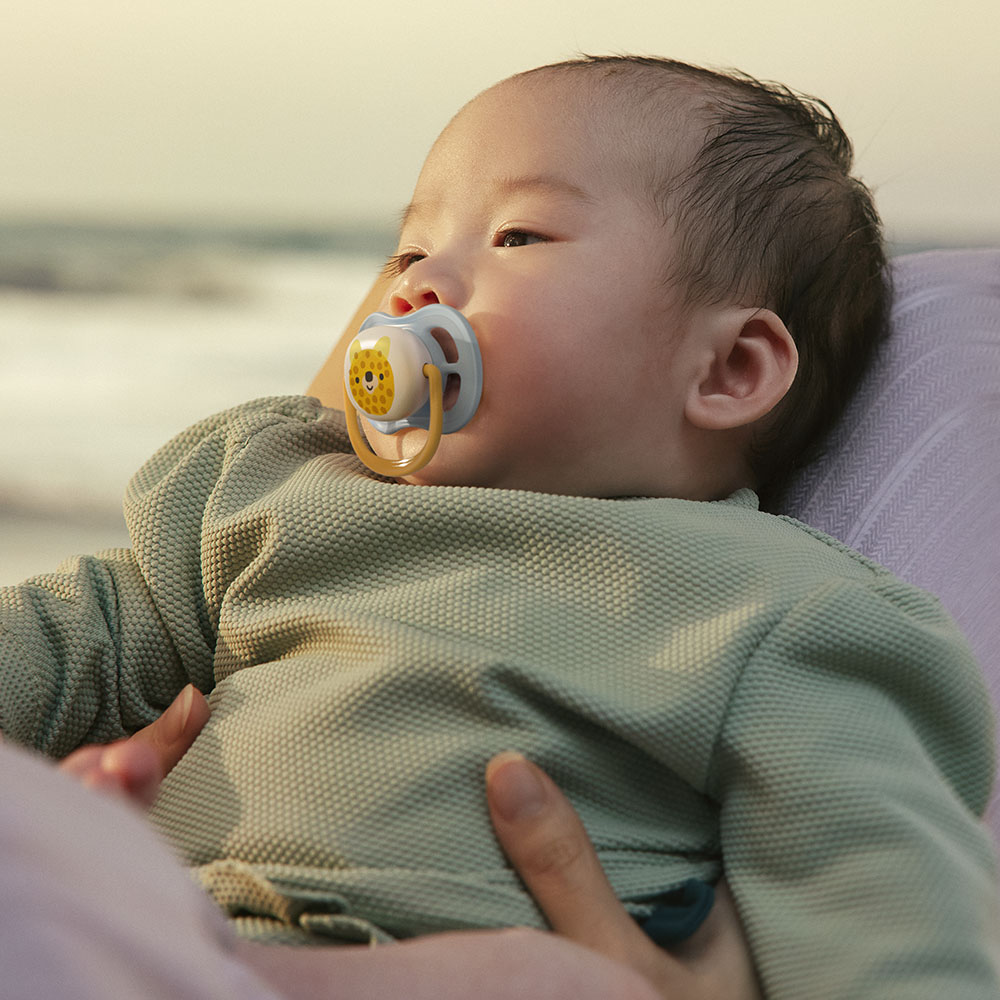 2 броя ортодонтски силиконови залъгалки Philips AVENT SCF080/23 Ultra Air Happy, 0-6м, с декорация в синьо, в кутия за стерилизиране