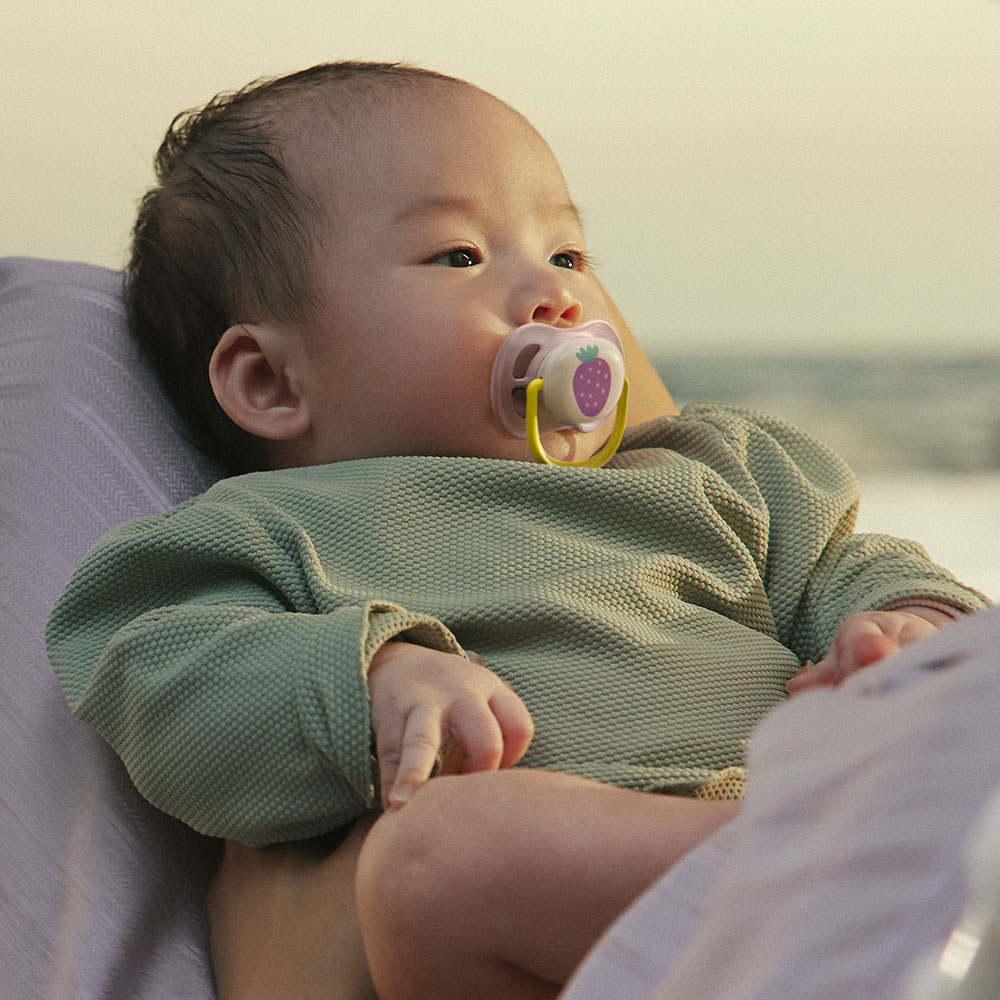 2 броя ортодонтски силиконови залъгалки Philips AVENT SCF080/24 Ultra Air Happy, 0-6м, с декорация в розово, в кутия за стерилизиране