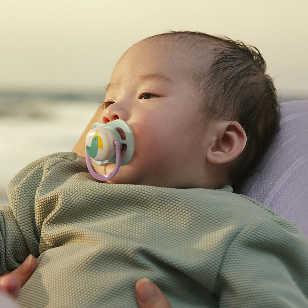 2 броя ортодонтски силиконови залъгалки Philips AVENT SCF080/24 Ultra Air Happy, 0-6м, с декорация в розово, в кутия за стерилизиране