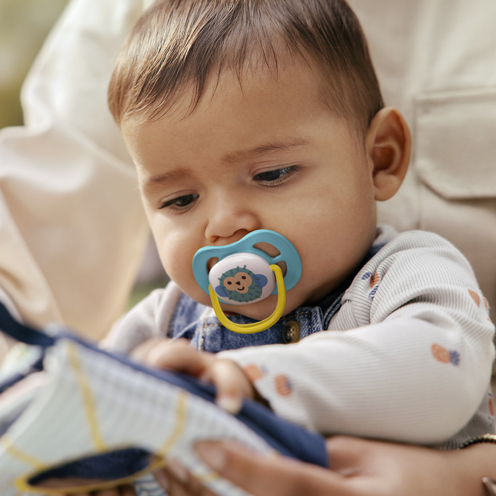 2 броя ортодонтски силиконови залъгалки Philips AVENT SCF080/26 Ultra Air Happy, 6-18м, с декорация в синьо, в кутия за стерилизиране