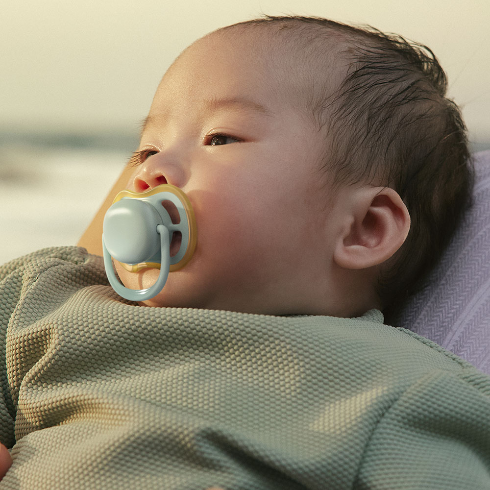 2 броя ортодонтски силиконови залъгалки Philips AVENT SCF087/01 Ultra Air, 0-6м, пастелни едноцветни, в кутия за стерилизиране