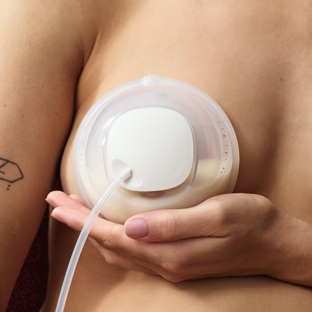 Двойна електрическа помпа Philips AVENT Hands-free SCF532/11 тип “свободни ръце”, която дискретно се побира в сутиена, задвижващ мотор с акумулаторна батерия