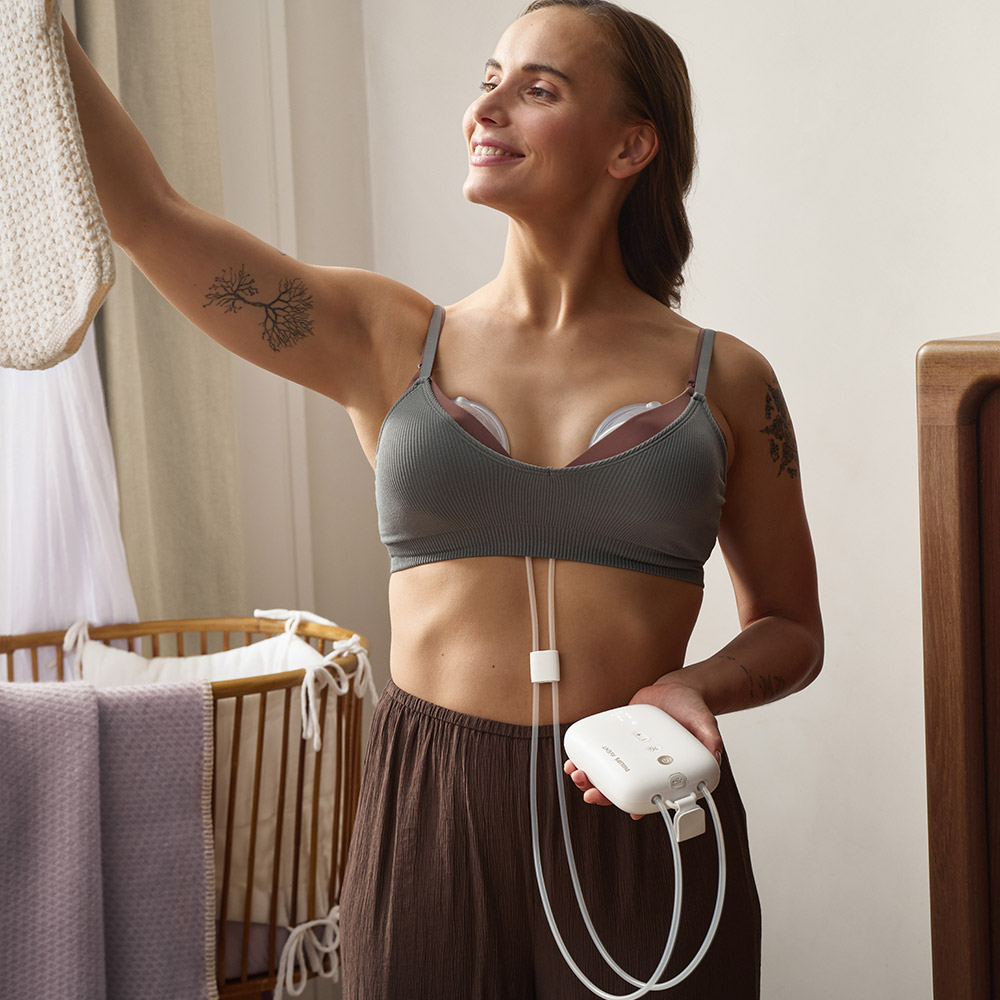 Двойна електрическа помпа Philips AVENT Hands-free SCF532/11 тип “свободни ръце”, която дискретно се побира в сутиена, задвижващ мотор с акумулаторна батерия