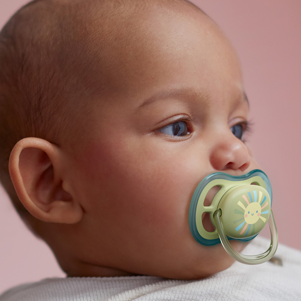 Комплект за бебе Philips AVENT SCD837/10 със шише за хранене Natural Response 125 мл с биберон без протичане Поток 2, 0м+ и залъгалка Ultra Air 0-6м