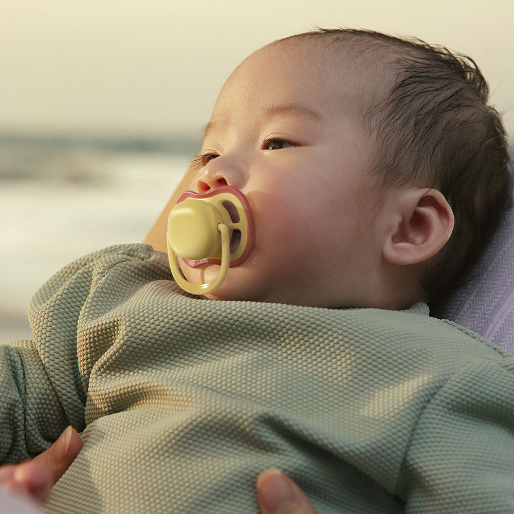 2 броя ортодонтски силиконови залъгалки Philips AVENT SCF087/03 Ultra Air, 0-6м, пастелни едноцветни, в кутия за стерилизиране