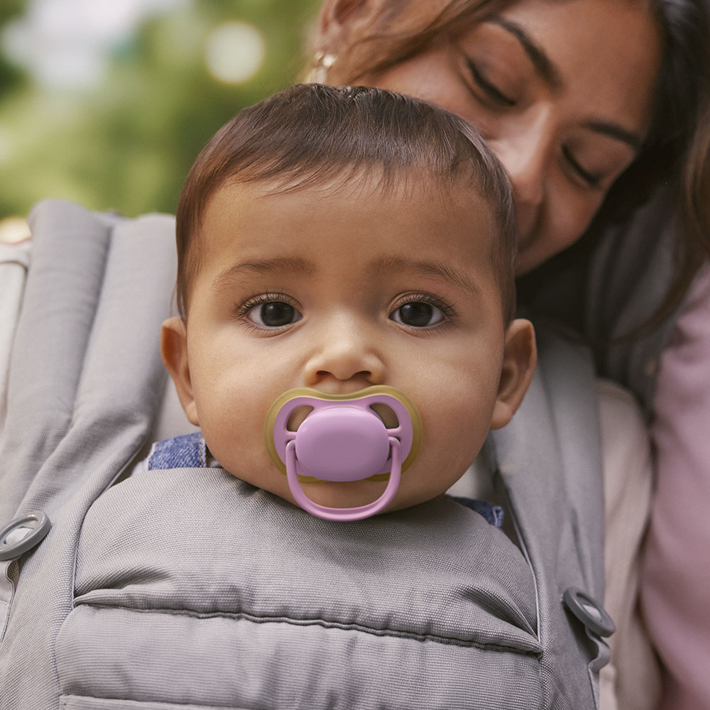2 броя ортодонтски силиконови залъгалки Philips AVENT SCF087/12 Ultra Air, 6-18м, едноцветни, в кутия за стерилизиране