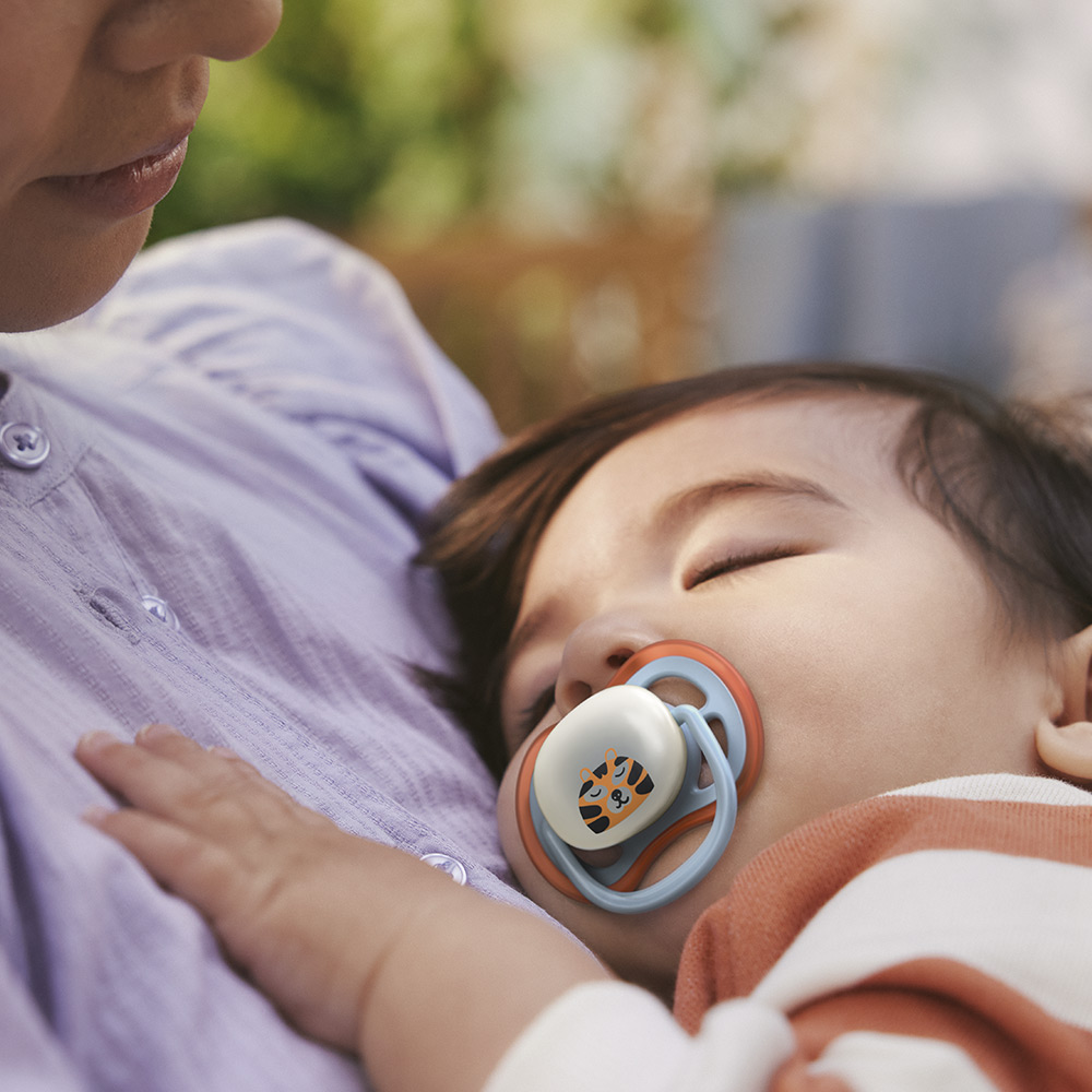 2 броя светещи в тъмното, ортодонтски силиконови залъгалки Philips AVENT SCF376/24 Ultra Air NightTime, 0-6м, с картинки, в кутия за стерилизиране