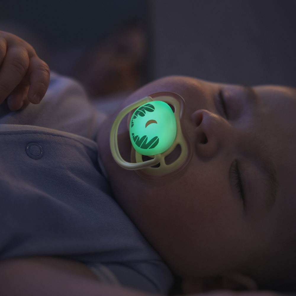 2 броя светещи в тъмното, ортодонтски силиконови залъгалки Philips AVENT SCF376/27 Ultra Air NightTime, 0-6м, с картинки, в кутия за стерилизиране