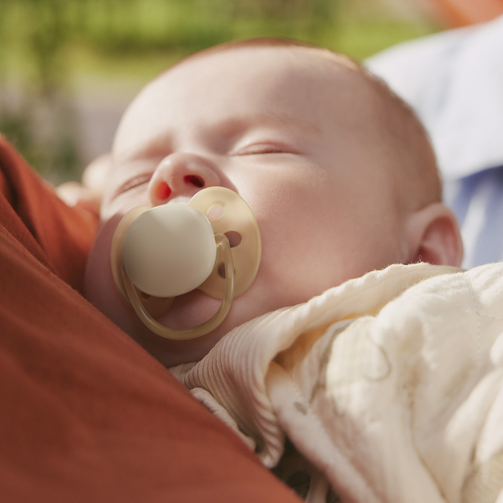Комплект от 2 броя ортодонтични силиконови залъгалки Philips AVENT Ultra Soft SCF091/40, в кутия за стерилизиране, plant-based