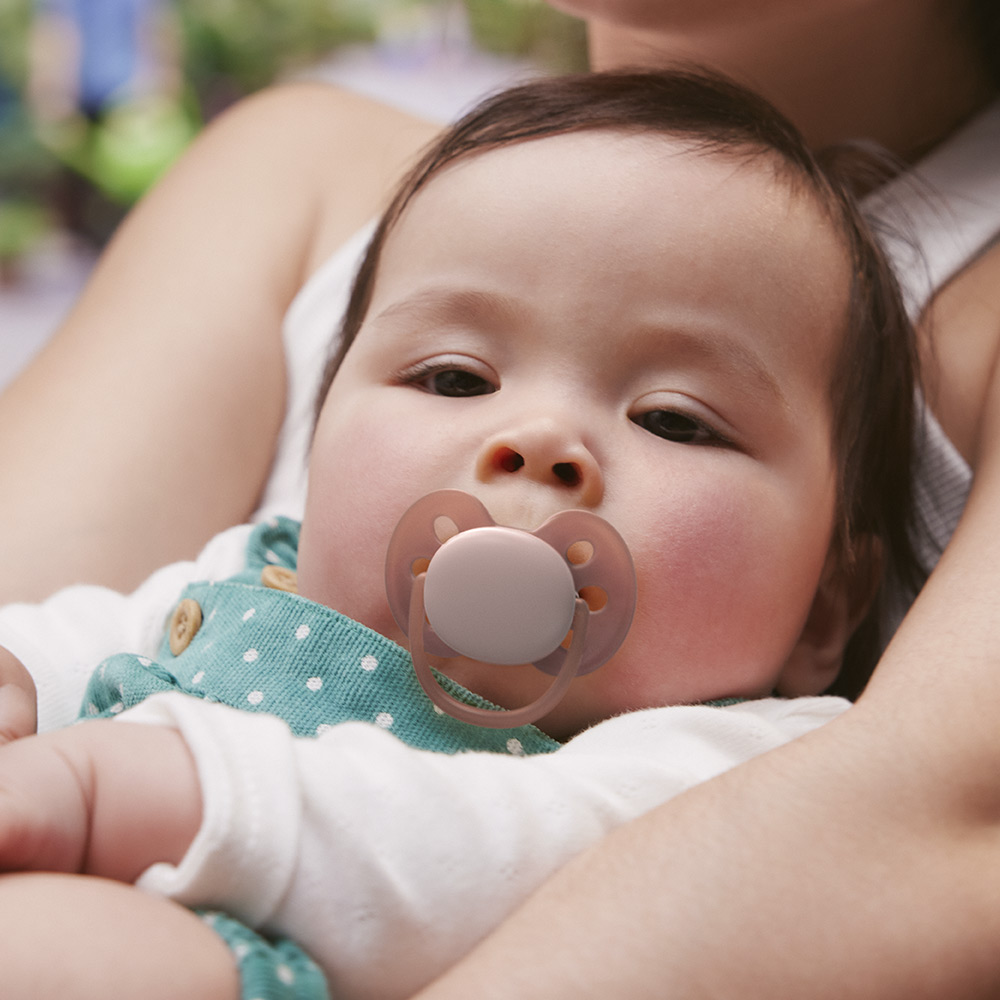 Комплект от 2 броя ортодонтични силиконови залъгалки Philips AVENT Ultra Soft SCF091/43, в кутия за стерилизиране, plant-based