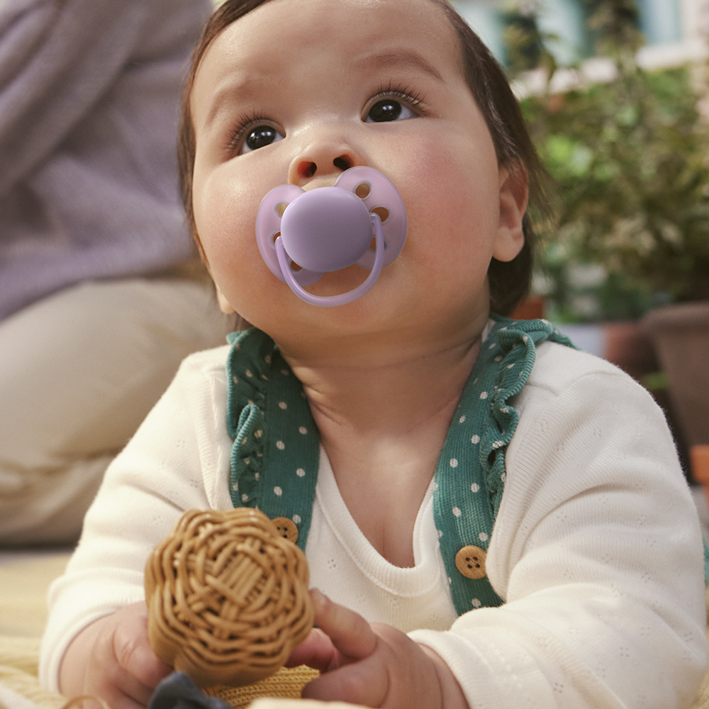 Комплект от 2 броя ортодонтични силиконови залъгалки Philips AVENT Ultra Soft SCF091/43, в кутия за стерилизиране, plant-based