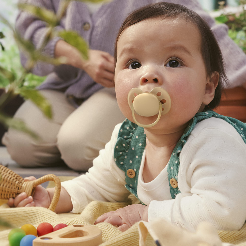 Комплект от 2 броя ортодонтични силиконови залъгалки Philips AVENT Ultra Soft SCF091/45, в кутия за стерилизиране, plant-based