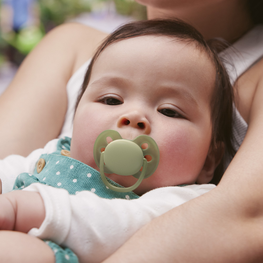 Комплект от 2 броя ортодонтични силиконови залъгалки Philips AVENT Ultra Soft SCF091/45, в кутия за стерилизиране, plant-based