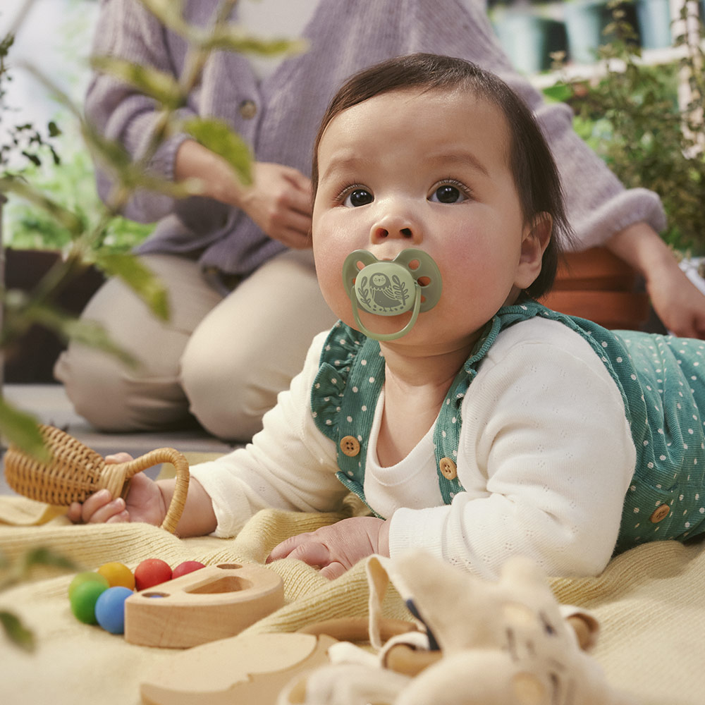 Комплект от 2 броя ортодонтични силиконови залъгалки Philips AVENT Ultra Soft SCF091/46, в кутия за стерилизиране, plant-based
