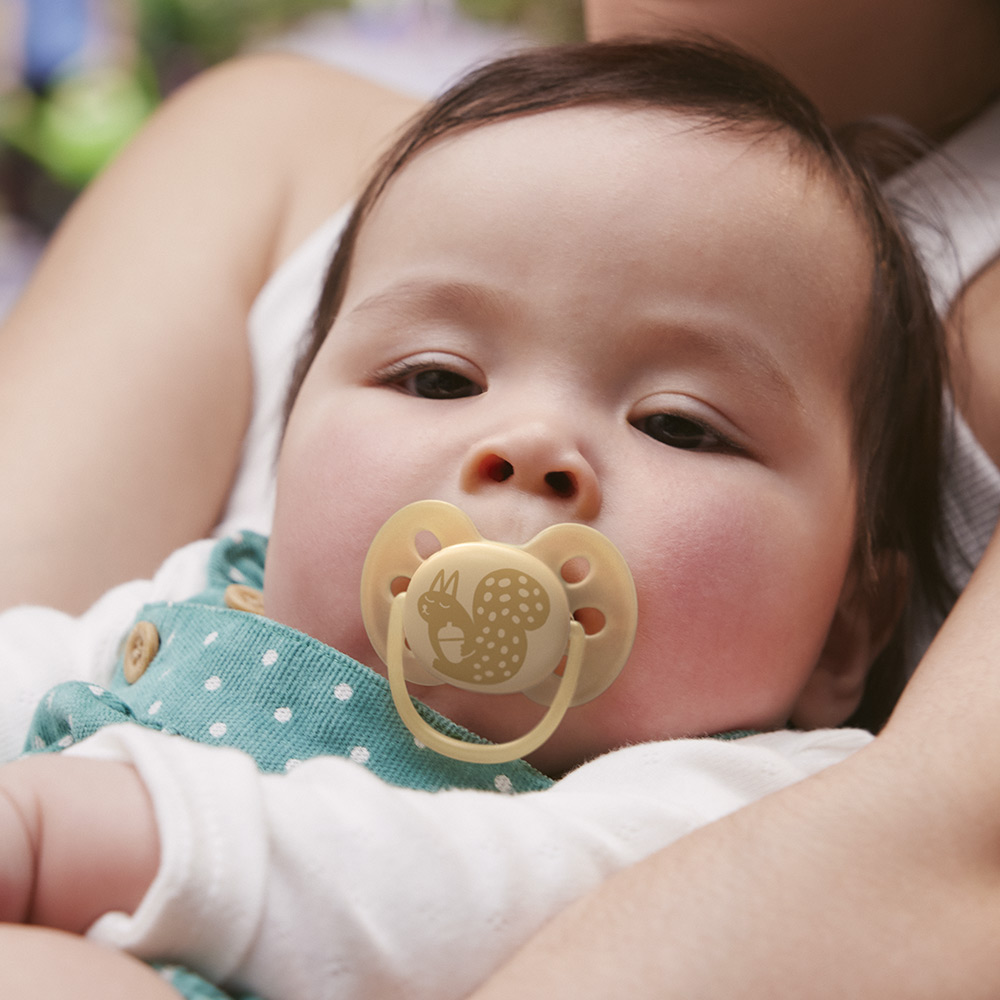Комплект от 2 броя ортодонтични силиконови залъгалки Philips AVENT Ultra Soft SCF091/46, в кутия за стерилизиране, plant-based