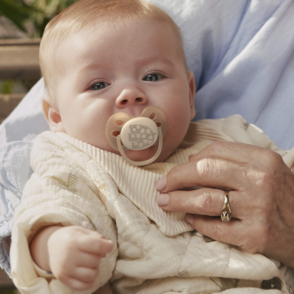Комплект от 2 броя ортодонтични силиконови залъгалки Philips AVENT Ultra Soft SCF091/41, в кутия за стерилизиране, plant-based