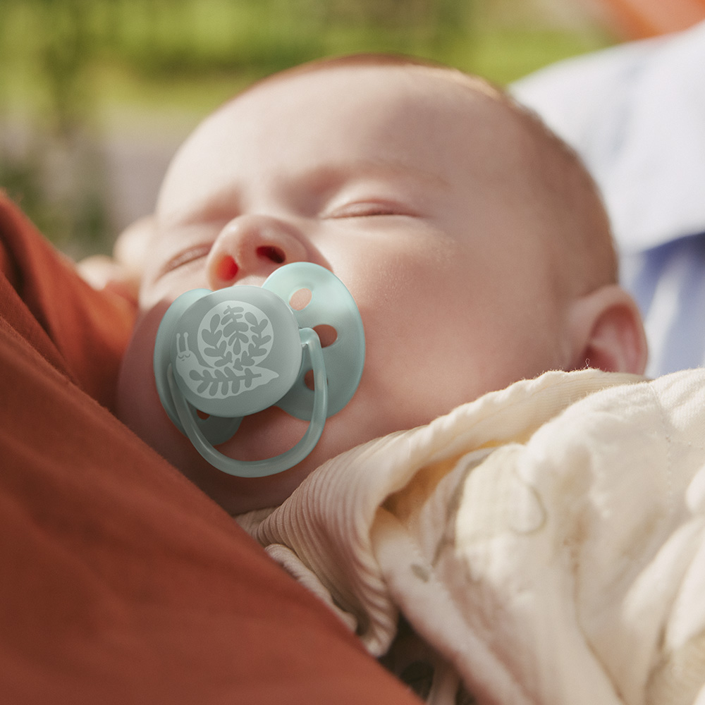 Комплект от 2 броя ортодонтични силиконови залъгалки Philips AVENT Ultra Soft SCF091/41, в кутия за стерилизиране, plant-based