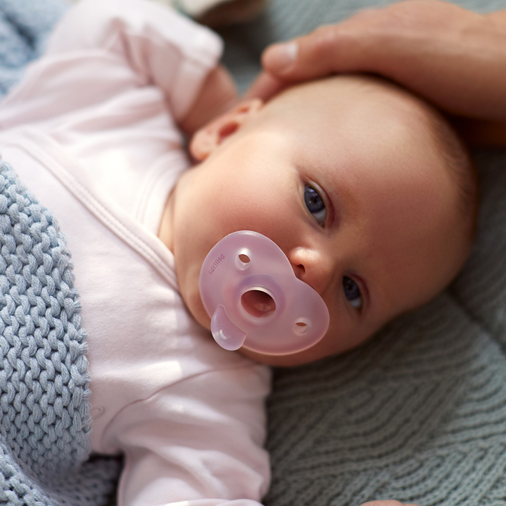 Комплект от 2 бр. ортодонтични залъгалки за новородено Philips Avent SOOTHIE SCF099/27 в кутия за стерилизиране, 0-6м, розови