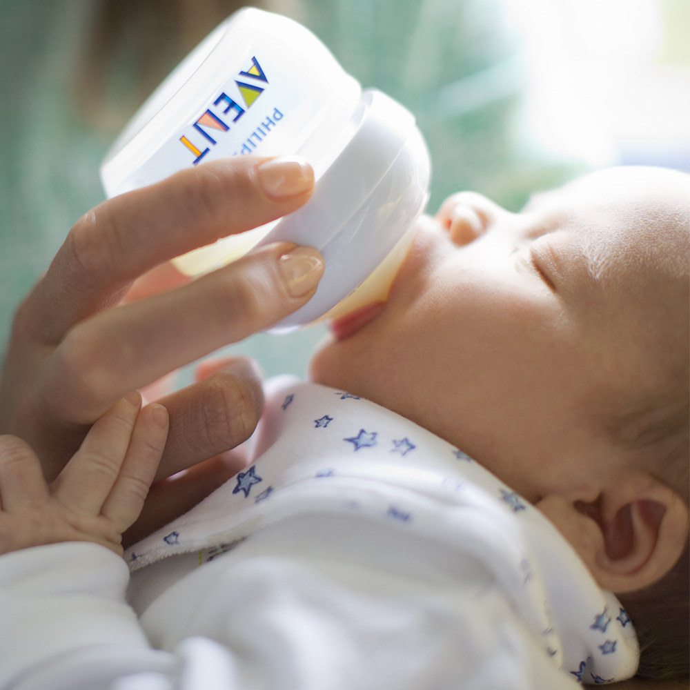 Комплект от 2 броя биберони за хранене на новородено Philips AVENT Natural SCF657/27 със свободен поток и много бавен дебит, 0м