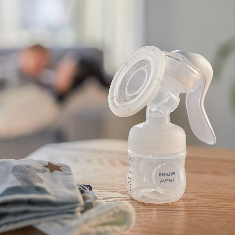 Ръчна помпа за изцеждане на кърма Natural Motion Philips AVENT SCF430/20 в комплект с шише Natural Response 125 мл, торбички за кърма и подплънки за кърмачки