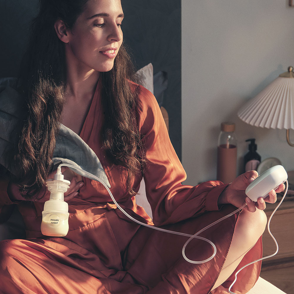 Комплект от Единична електрическа помпа за изцеждане на кърма Philips AVENT Essential, 1 бр. шише Natural Response 125 мл, 5 бр. торбички за кърма и 4 бр. подплънки