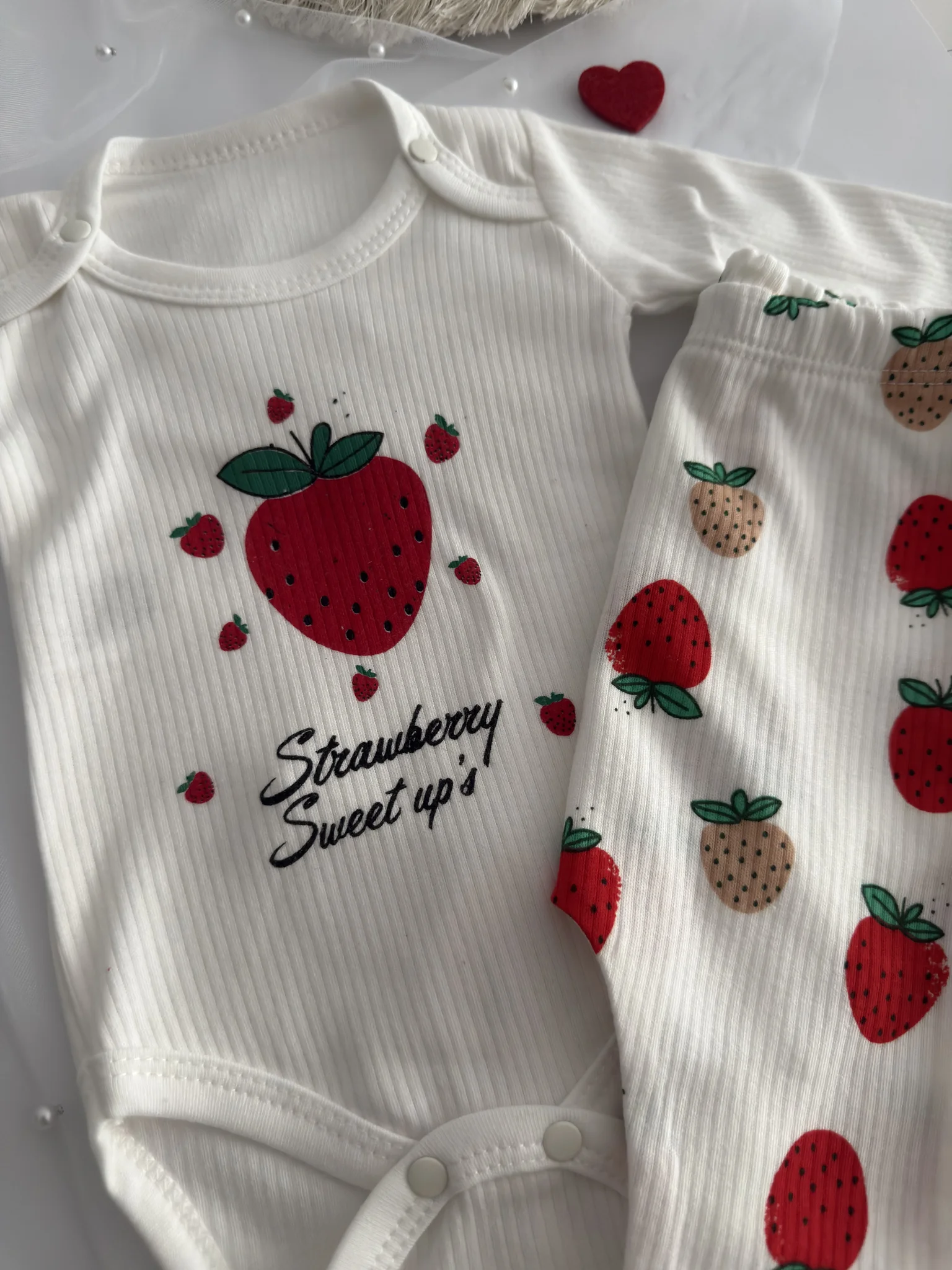 Бебешки комплект 2 части "Strawberry Sweet" – Бял рипс с акцент ягодка 2
